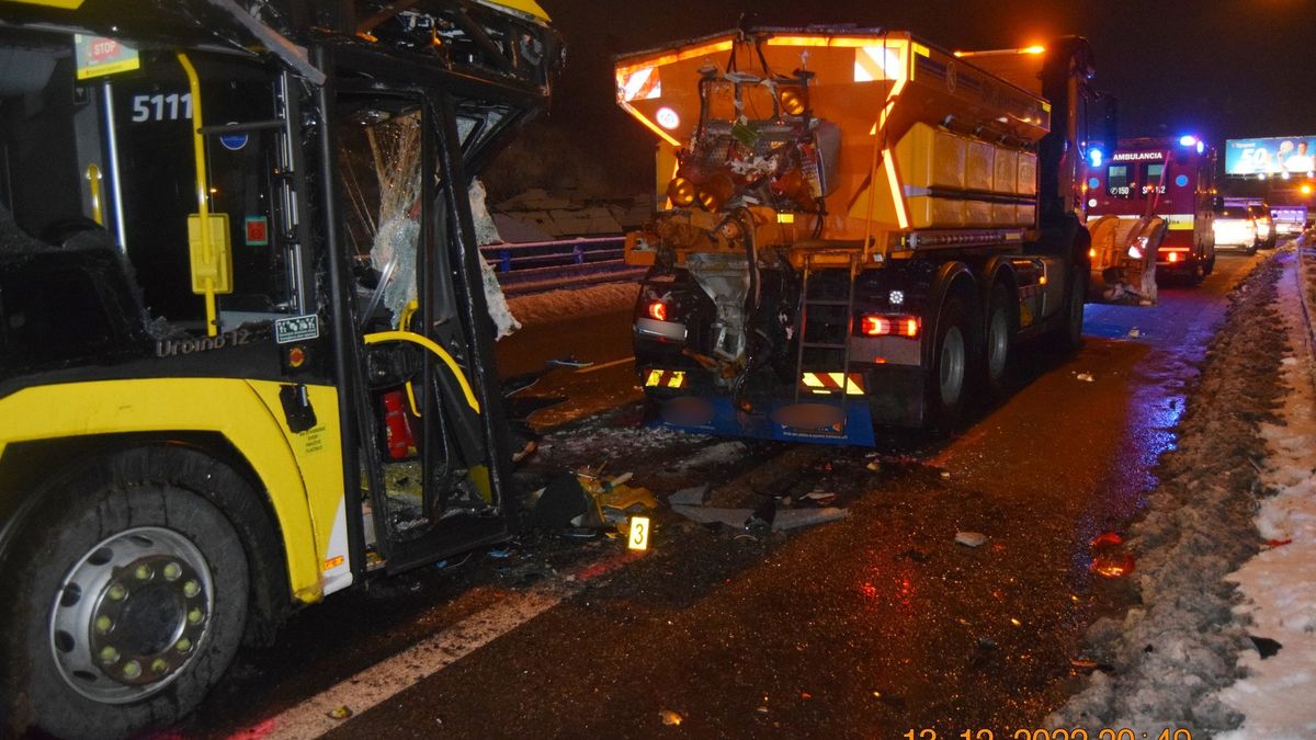 Sedm zraněných si na Slovensku vyžádal náraz autobusu do posypového vozu